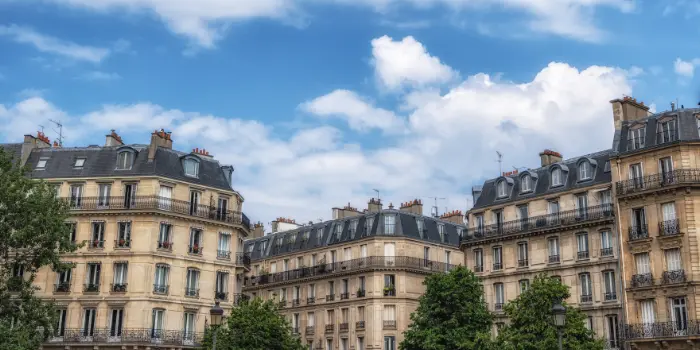 photo montrant des bâtiments parisien, donc de l'immobilier ancien accessible aussi aux primo-accédants