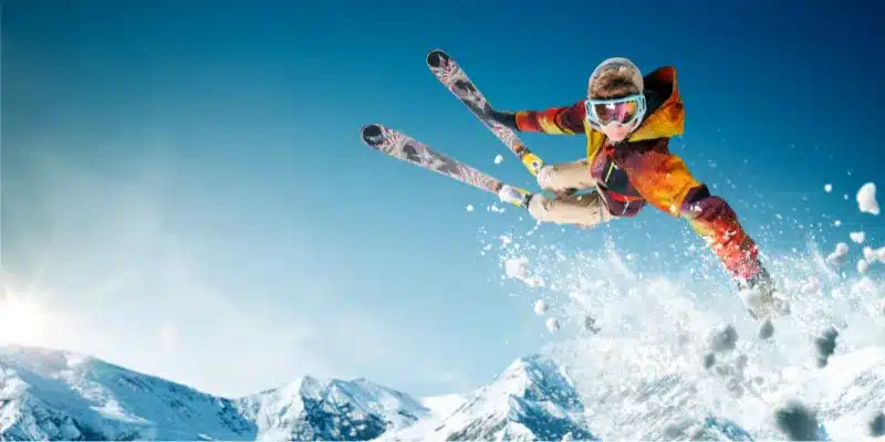 un homme faisant une figure de ski, ce qui représente un des pièges de l'assurance emprunteur à déclarer 