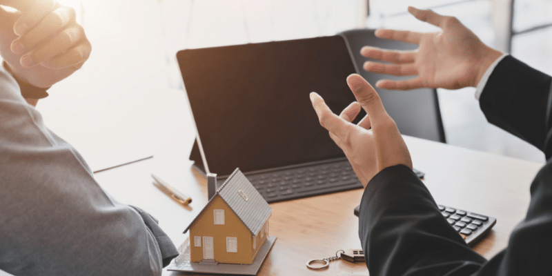 Deux personnes négocient pour une maison : quoi négocier dans un prêt immobilier