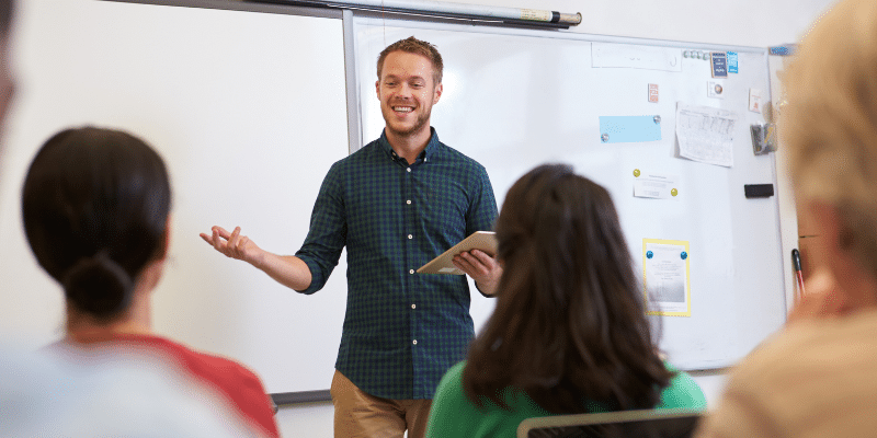 Professeur des écoles qui explique à des élève.