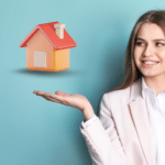 femme avec une maison sur sa main pour montrer la difficulté d'un prêt immobilier au chômage