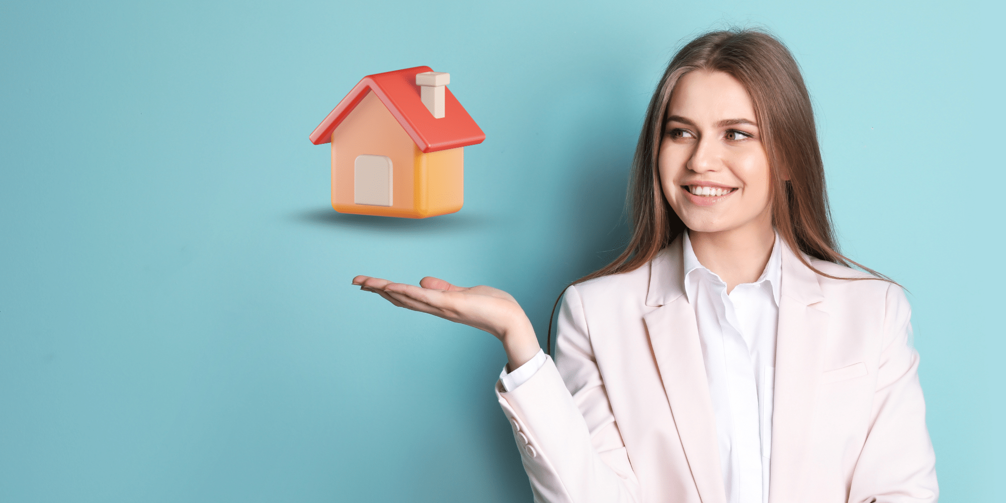 femme avec une maison sur sa main pour montrer la difficulté d'un prêt immobilier au chômage